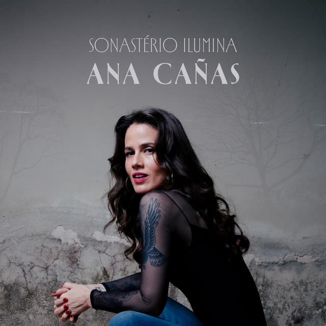 Capa de Ana Cañas ilumina Sonastério